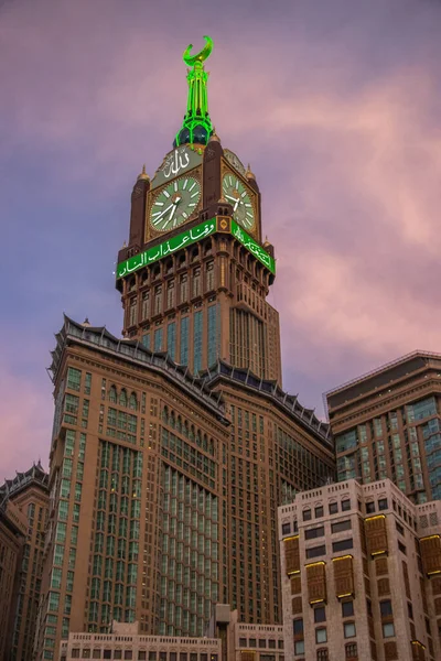 Abraj Al Yem: Mekke 'deki Kraliyet Saat Kulesi. Mekke 'de gün batımı - Suudi Arabistan. Ağustos 2018