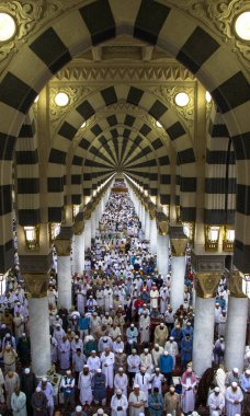 Müslümanlar Nabawi Camii 'nde namaz kılıyor. Mescid Nabawi 'nin içi. Fajr Pray. Medinah - Suudi Arabistan: 2 Eylül 2018