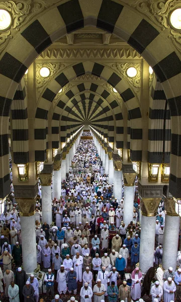 Musulmanes rezando en la mezquita Nabawi. Interior de Masjid Nabawi. Reza Fajr. Medinah - Arabia Saudita: 2 de septiembre de 2018 —  Fotos de Stock