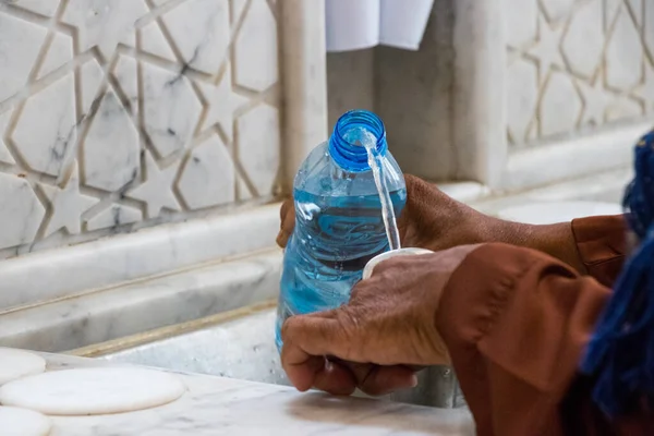 Zamzam suyunu şişeye dolduruyorum. Zamzam Mescid-Haram 'da iyi. Su.