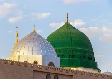 Kahinler Camii 'nin ünlü yeşil ve gümüş kubbeleri. Cami Hz. Muhammed tarafından kurulmuştur. Mescid an-Nabawi.