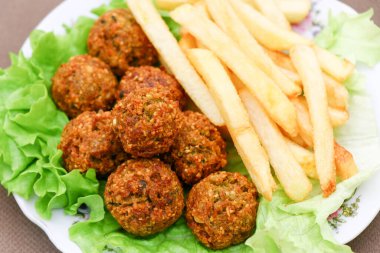 Marullu patates kızartmalı falafel. Akdeniz sokak yemekleri