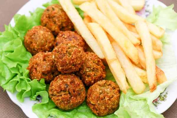 Marullu patates kızartmalı falafel. Akdeniz sokak yemekleri