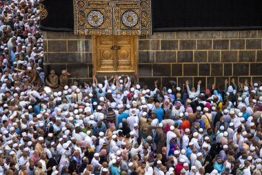 Kutsal Kabe. Kabe 'nin kapısı, Multazam. Dünyanın her yerinden Müslüman hacılar.