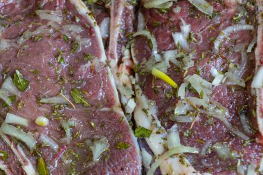 Baharatlı ve otlu marine edilmiş et. Biftek. Gıda arkaplanı