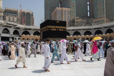 Tawaf sırasında Kabe 'deki Müslüman hacılar. Kutsal Kabe, Mescidi Haram 'da