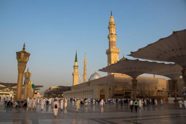 Medine, Mescid al Nabawi. Güzel Nabawi Camii 'ni ziyaret eden Müslüman hacılar. Peygamber Camii.