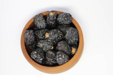 Ajwa tarihleri. Kurumuş tarihler. Peygamber beyaz arka planda tarih atar. Havan topu zamanı.