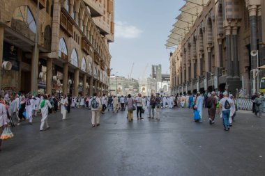 Mekke şehrinden görüntü. Hacc sezonunda Mekke sokaklarında. Mekke 'deki Müslüman hacılar. Mekke 'de gerçek hayat, Abraj Saat Kulesi' nin hemen arkasında..