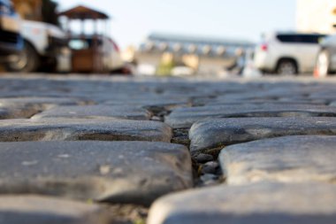 Eski kaldırım taşlarını kapatın. Asfalt kattan bak. Eski ve yeni sentezi