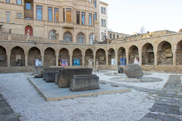 Exposições do museu ao ar livre na cidade velha de Icheri Sheher. Arcades e local de sepultamento religioso na cidade velha. Património Mundial pela UNESCO — Fotografia de Stock