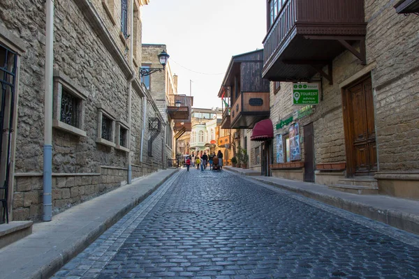Ciudad vieja de Bakú - Icherisheher. La gente está en las calles adoquinadas de la ciudad vieja. Bakú - Azerbaiyán. 2 Aprel, 2021. —  Fotos de Stock