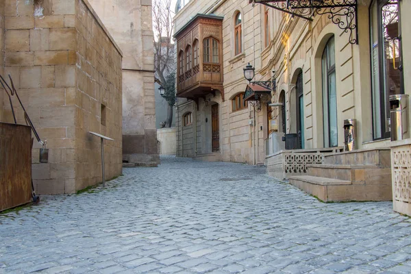 Calle tranquila y estrecha en el casco antiguo de Bakú Azerbaiyán. Vista de la calle en el Icherisheher —  Fotos de Stock