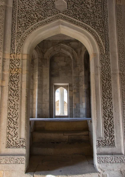 Porta do pavilhão Divankhana no Palácio dos Shirvanshahs em Baku, Azerbaijão. Construções históricas do Azerbaijão. Século XV — Fotografia de Stock