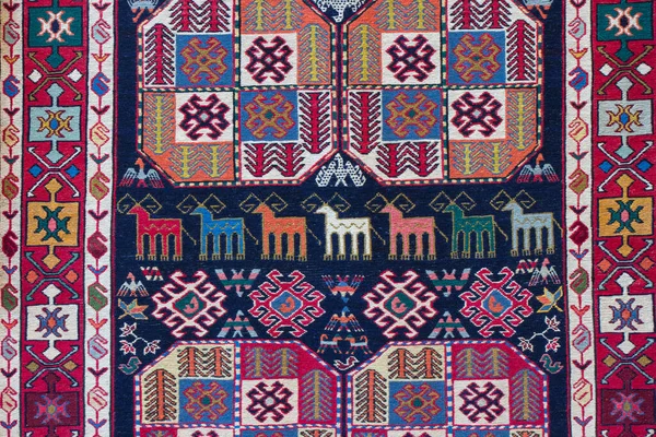 Un fragmento de alfombra nacional de Azerbaiyán. Cultura de Azerbaiyán en la antigua alfombra hecha a mano. — Foto de Stock