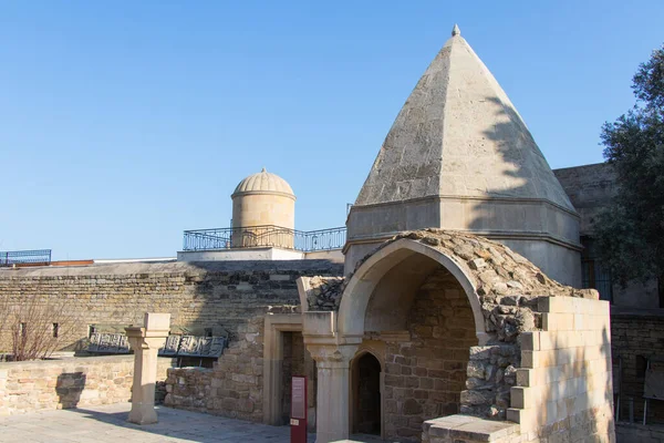 Baku - Azerbaijão: 2 de abril de 2021. Mausoléu de Seyid Yahya Bakuvi. Edifícios medievais históricos no Azerbaijão — Fotografia de Stock