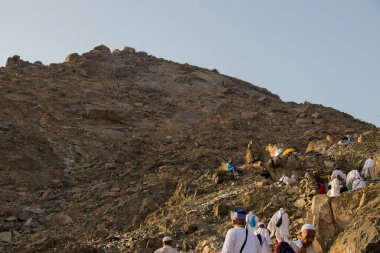 Thawr Dağı. Müslüman hacılar bahar mağarasının bulunduğu Thawr Dağı 'na tırmanırlar. Mekke - Suudi Arabistan: Ağustos 2018