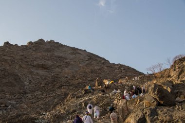Thawr Dağı. Müslüman hacılar bahar mağarasının bulunduğu Thawr Dağı 'na tırmanırlar. Mekke - Suudi Arabistan: Ağustos 2018