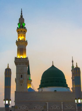 Medine 'deki Mescid Nabawi' den bir akşam manzarası. Hz. Muhammed Camii 'nin Kubbesi