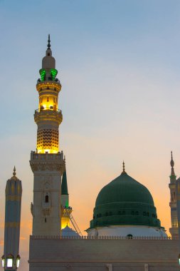 Medine 'deki Mescid Nabawi' den bir akşam manzarası. Hz. Muhammed Camii 'nin Kubbesi