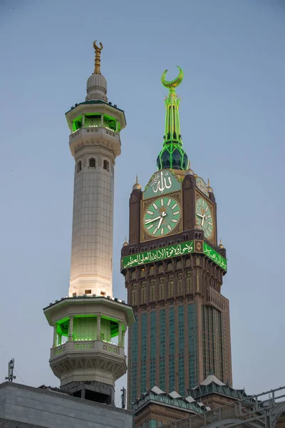 Abends in Mekka. Minarett von Masjid Haram und Samzam-Turm in Mekka - Saudi-Arabien: 28. August 2018 — Stockfoto