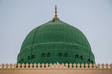 Suudi Arabistan 'daki Medine' deki Kahinler Camii 'nin dış görüntüsü, caminin yeşil kubbesi. Mescidi Nabawi