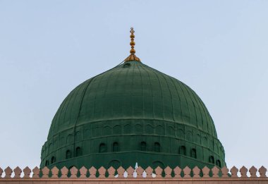 Suudi Arabistan 'daki Medine' deki Kahinler Camii 'nin dış görüntüsü, caminin yeşil kubbesi. Mescidi Nabawi