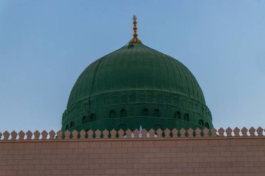 Suudi Arabistan 'daki Medine' deki Kahinler Camii 'nin dış görüntüsü, caminin yeşil kubbesi. Mescidi Nabawi