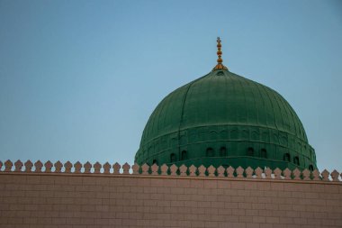 Suudi Arabistan 'daki Medine' deki Kahinler Camii 'nin dış görüntüsü, caminin yeşil kubbesi. Mescidi Nabawi
