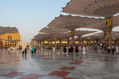 Nabawi Camii 'nde yürüyen Müslüman hacılar. Mekke 'deki Mescid Nabawi' nin avlu manzarası.