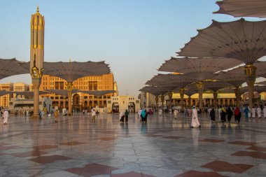 Nabawi Camii 'nde yürüyen Müslüman hacılar. Mekke 'deki Mescid Nabawi' nin avlu manzarası.