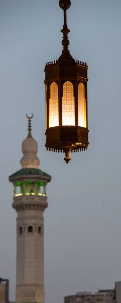 Luz de vela no estilo muçulmano. Conceito Ramadã depois do pôr-do-sol. Minarete de Masjid al Haram em Meca — Fotografia de Stock