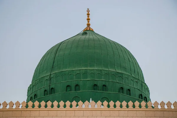 Suudi Arabistan 'daki Medine' deki Kahinler Camii 'nin dış görüntüsü, caminin yeşil kubbesi. Mescidi Nabawi