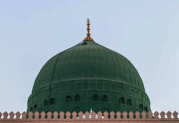 Suudi Arabistan 'daki Medine' deki Kahinler Camii 'nin dış görüntüsü, caminin yeşil kubbesi. Mescidi Nabawi