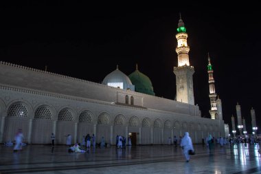 Mescid Nabawi, gece vakti. İnsanlar gece Medine 'deki Kahinler Camii' nde yürüyorlar.