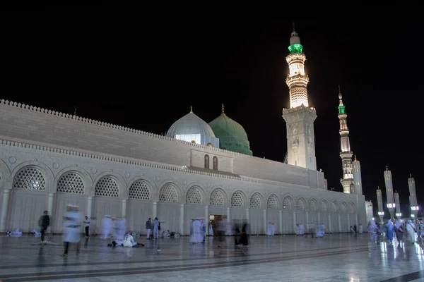 Mescid Nabawi, gece vakti. İnsanlar gece Medine 'deki Kahinler Camii' nde yürüyorlar.