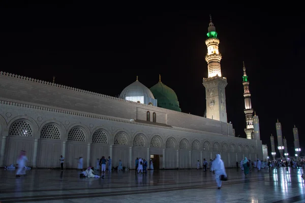 Mescid Nabawi, gece vakti. İnsanlar gece Medine 'deki Kahinler Camii' nde yürüyorlar.