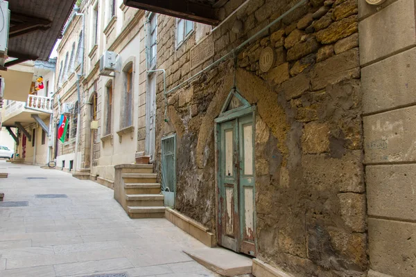 Antigua calle de Icheri Sheher en Bakú, Azerbaiyán. Arquitectura del casco antiguo de Bakú. Edificios interiores de la ciudad. —  Fotos de Stock