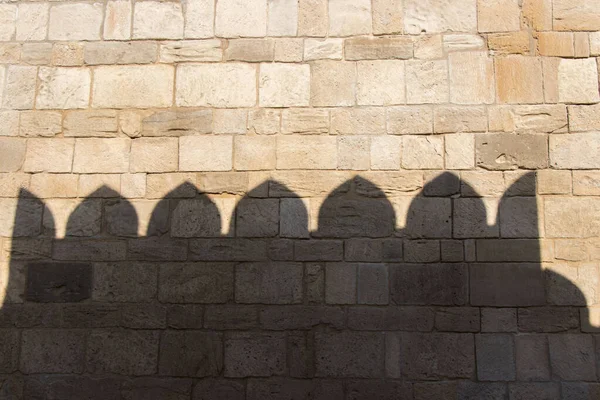 De schaduw van het Shirvanshah Kasteel op de muur. Schaduw van de geschiedenis. — Stockfoto