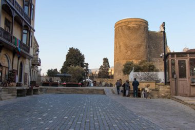 Giz Galasi - Bakü 'deki Bakire Kulesi. Eski Bakü sokaklarında hayat