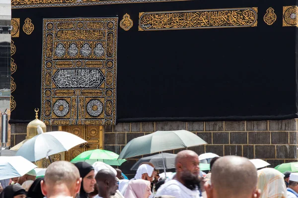 Vista de perto de Kaaba. Tawaf ou círculo é um dos rituais islâmicos de peregrinação. — Fotografia de Stock