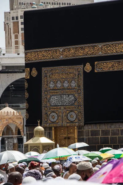 Vista de cerca de Kaaba. Tawaf o dar vueltas es uno de los rituales islámicos de peregrinación. — Foto de Stock