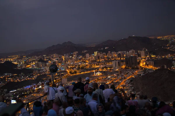 Muslim pilgrims visiting the Hira Cave where prophet Muhammed pray on the top of Noor Mountain in Mecca. — Stock Photo, Image