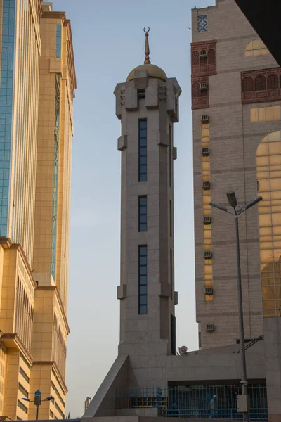 Минарет мечети аль-Джинн в городе Мекка - Саудовская Аравия. Исламские здания и архитектура — стоковое фото