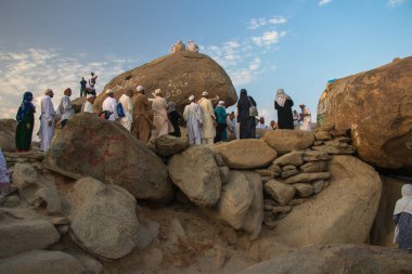 Bahar Mağarası 'ndaki Müslüman hacılar. Jabal Thawr veya Thur İslam dünyasının tarihi yeridir..