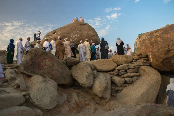 Bahar Mağarası 'ndaki Müslüman hacılar. Jabal Thawr veya Thur İslam dünyasının tarihi yeridir..