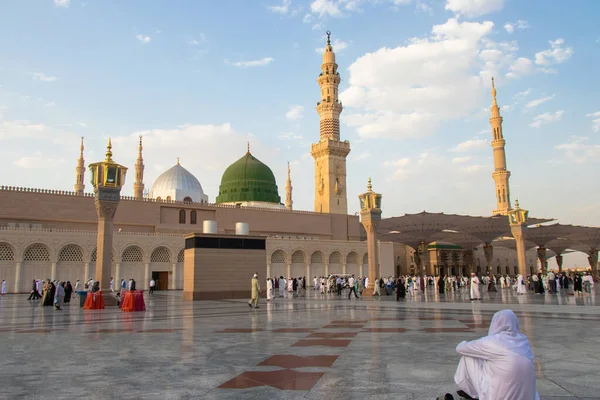 Mescid Nabawi ya da Peygamber Camii. Aşkın ve özlemin portresi. Madinah al-Munawwarah. Medine - Suudi Arabistan