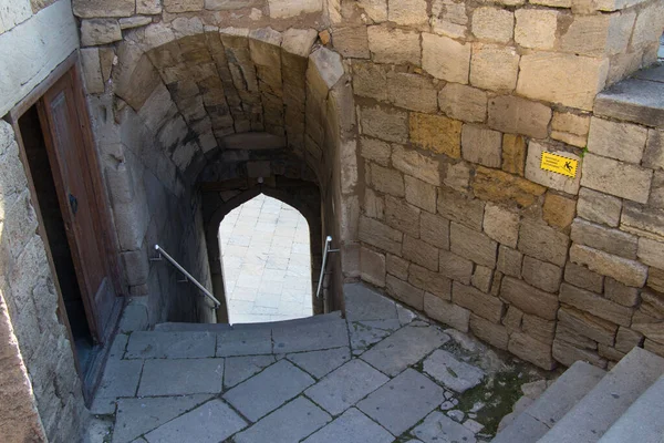 Forntida murar och trappor av Shirvanshah Palace grunder. Gamla stan Baku, Icherisheher — Stockfoto