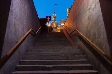 Bakü 'nün merkezindeki yeraltı geçidi. Akşam vakti yeraltından şehir manzarası