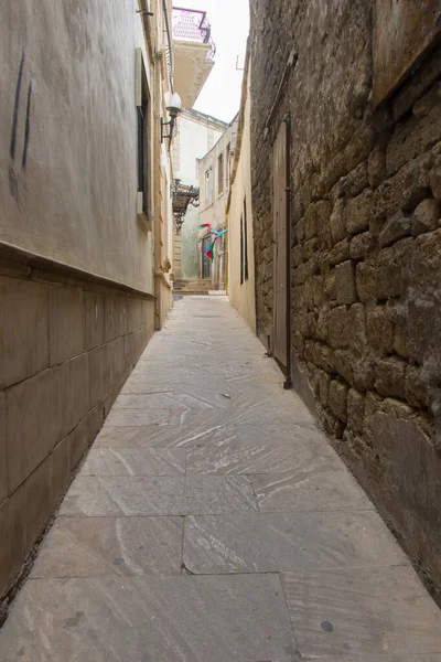 Típica calle estrecha del casco antiguo de Icheri sheher, Bakú. UNESCO Patrimonio de la Humanidad. Arquitectura medieval —  Fotos de Stock